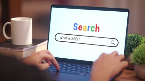 man op zoek naar wat is seo? op internet
