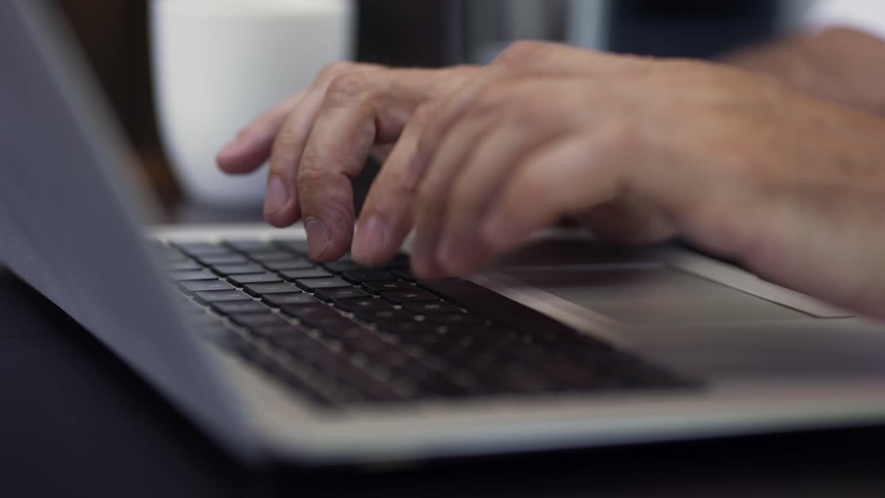 hombre de negocios adulto escribiendo en el teclado de la computadora portátil. manos de blogger masculino ocupadas escribiendo en la computadora para escribir contenido o artículo en la web