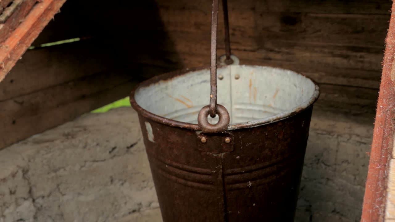 시골 우물 에 매달린 빈 금속 버