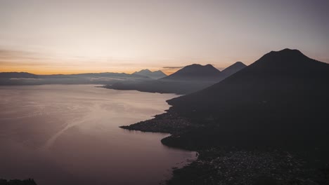 volcán de fuego peligroso y activo cerca del lago atitlán, lapso de tiempo del amanecer de la mañana