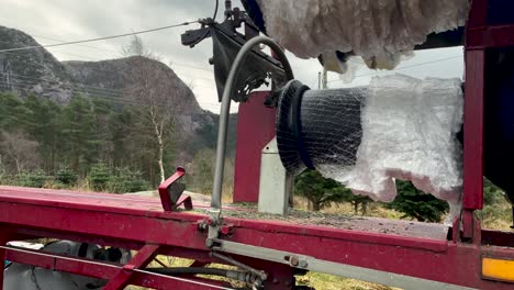 Weihnachtsbäume-Werden-Auf-Dem-Land-Mit-Maschinen-Vollgepackt