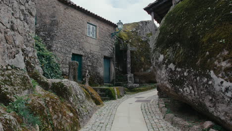 pueblo medieval de monsanto en portugal calle tradicional tiro largo de una cruz de piedra