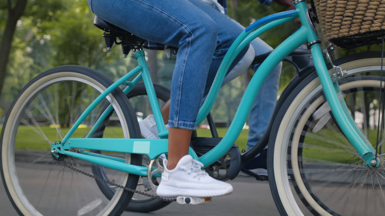 공원에서 자전거를 타는 부부