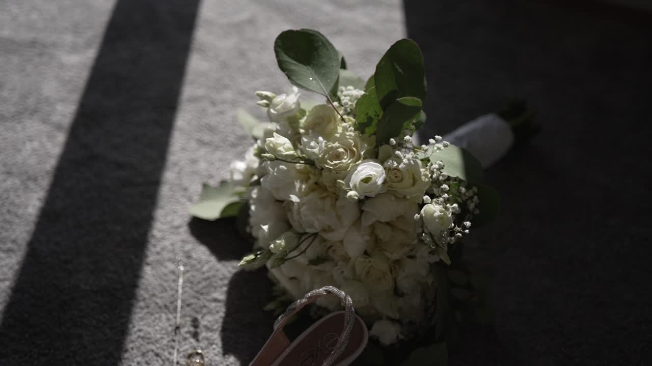 Elegante Buquê de Noiva Branco e Acessórios
