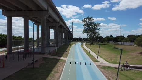 Der-Flug-Unter-Und-Neben-Der-Brücke-In-Rosario,-Die-Den-Fluss-Parana-überquert,-Zeigt-Deutlich-Die-Aktivitäten-Der-Menschen-Und-Die-Struktur-Dieser-Puente