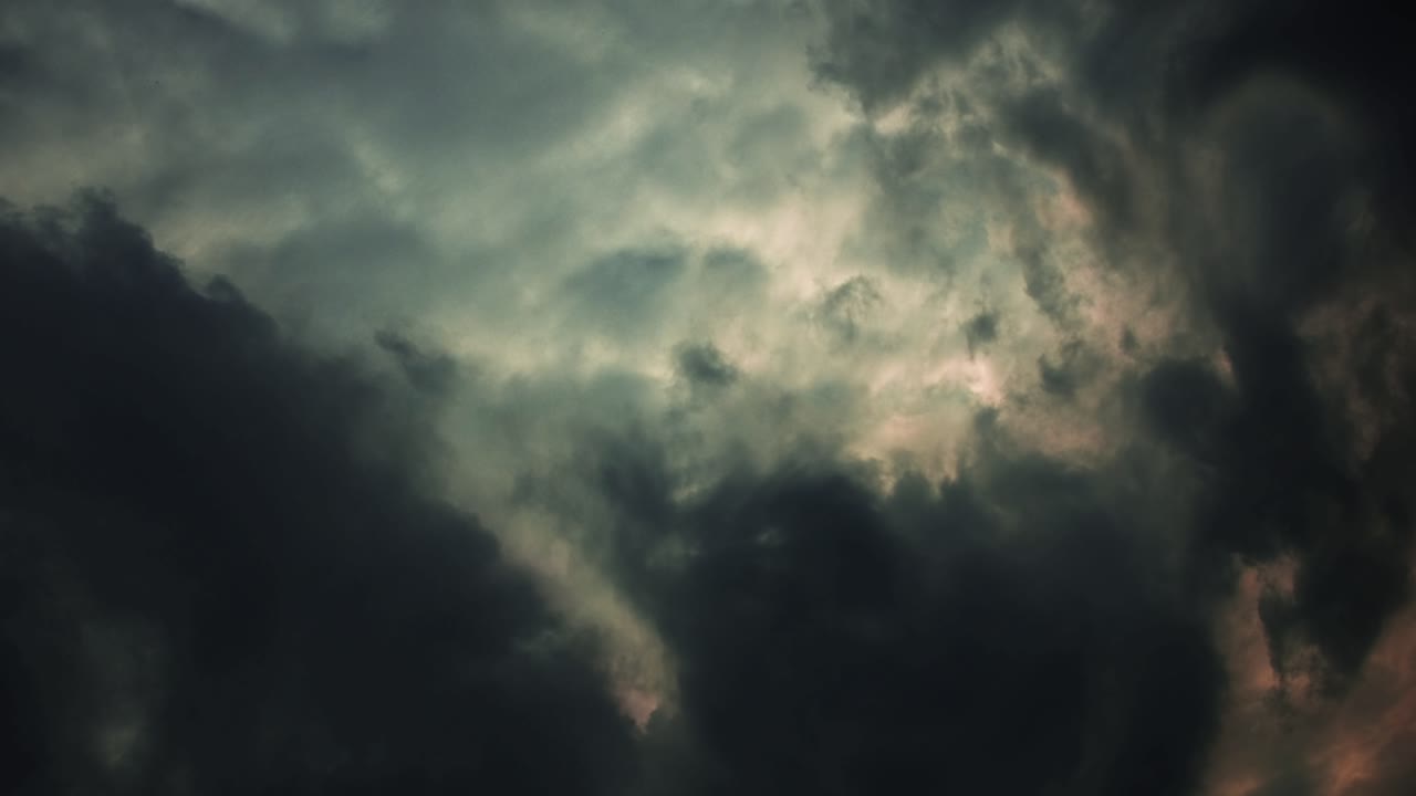 nubes grises oscuras se movieron sobre el cielo
