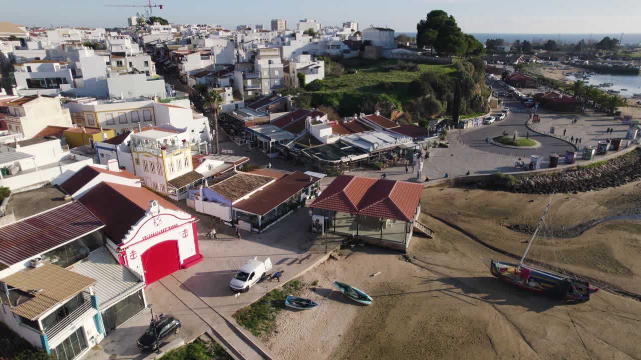 알가르베 포르투갈 의 평온 한 해변 을 가진 저류 의 아보르 마을 - 공중