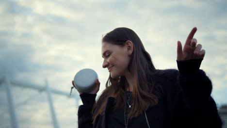 Chica-Bailando-En-Las-Calles-De-La-Ciudad.-Mujer-Sonriente-Escuchando-Música-En-El-Altavoz-Inalámbrico