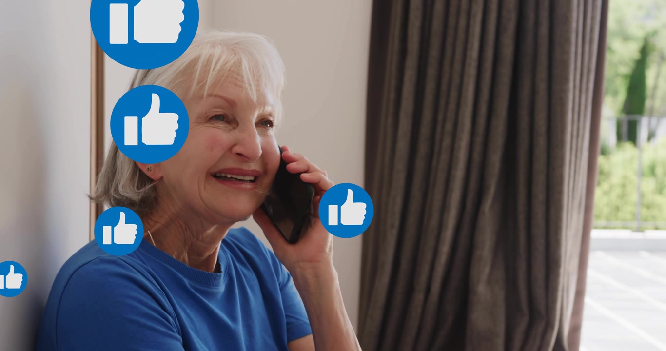 Donna anziana che porta lo smartphone all'orecchio, facendo fluttuare intorno a lei icone di 'mi piace' dei social media