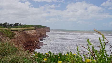 Tosende-Meereswellen-An-Küstenklippen,-Buenos-Aires,-Argentinien