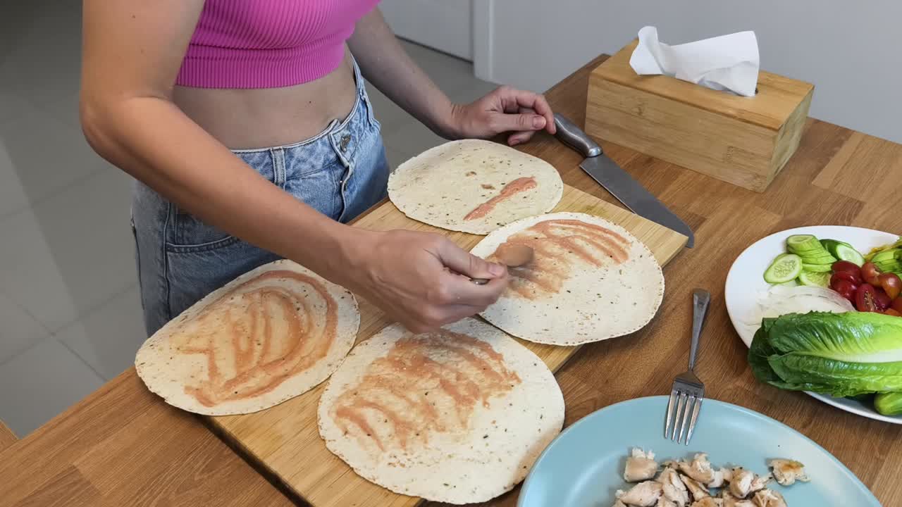 mujer preparando envolturas