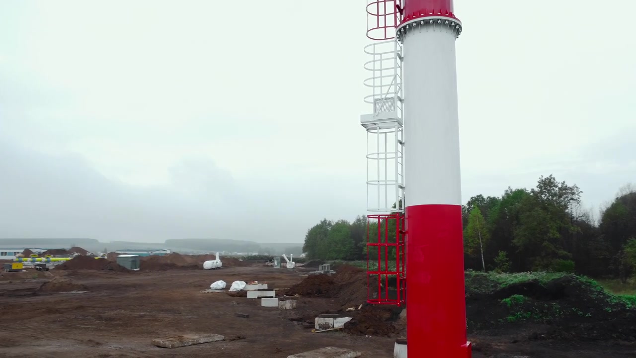 Toma de dron ascendente de chimenea industrial contra un cielo nublado