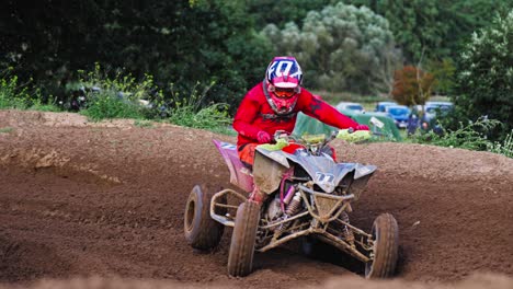 los competidores de motos cuádruples encienden un camino de tierra con curvas a alta velocidad en cámara lenta
