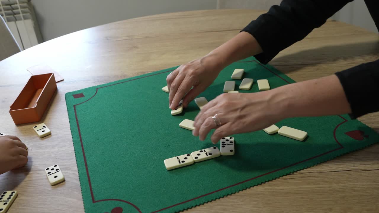 Giocare a domino su un tavolo