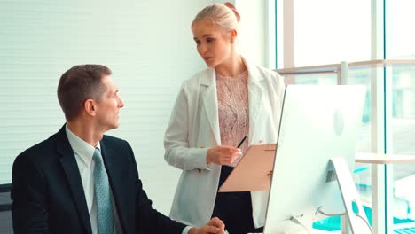 dos personas de negocios hablan de estrategia de proyecto en la oficina
