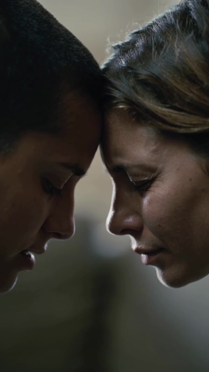 Video verticale: Due partner fronte contro fronte, con gli occhi chiusi in una stanza in penombra, reagiscono al dolore.