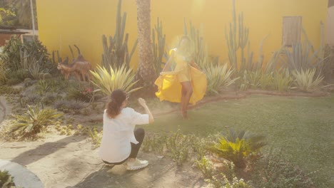 mujer con vestido amarillo en un jardín tropical