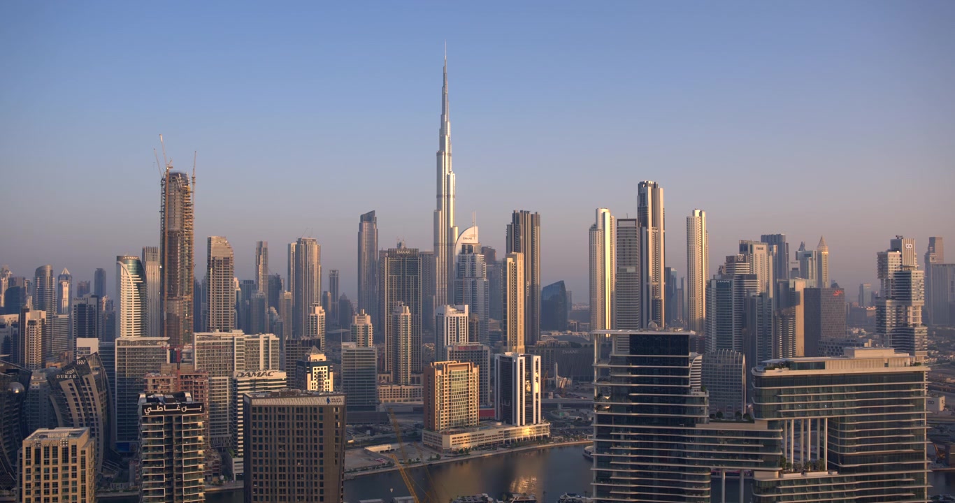 Dubai, EAU - 28 luglio 2026: Timelapse dalla notte al giorno dello skyline di Dubai con il Burj Khalifa e moderni grattacieli illuminati dalle luci della città che passano alla luce del giorno
