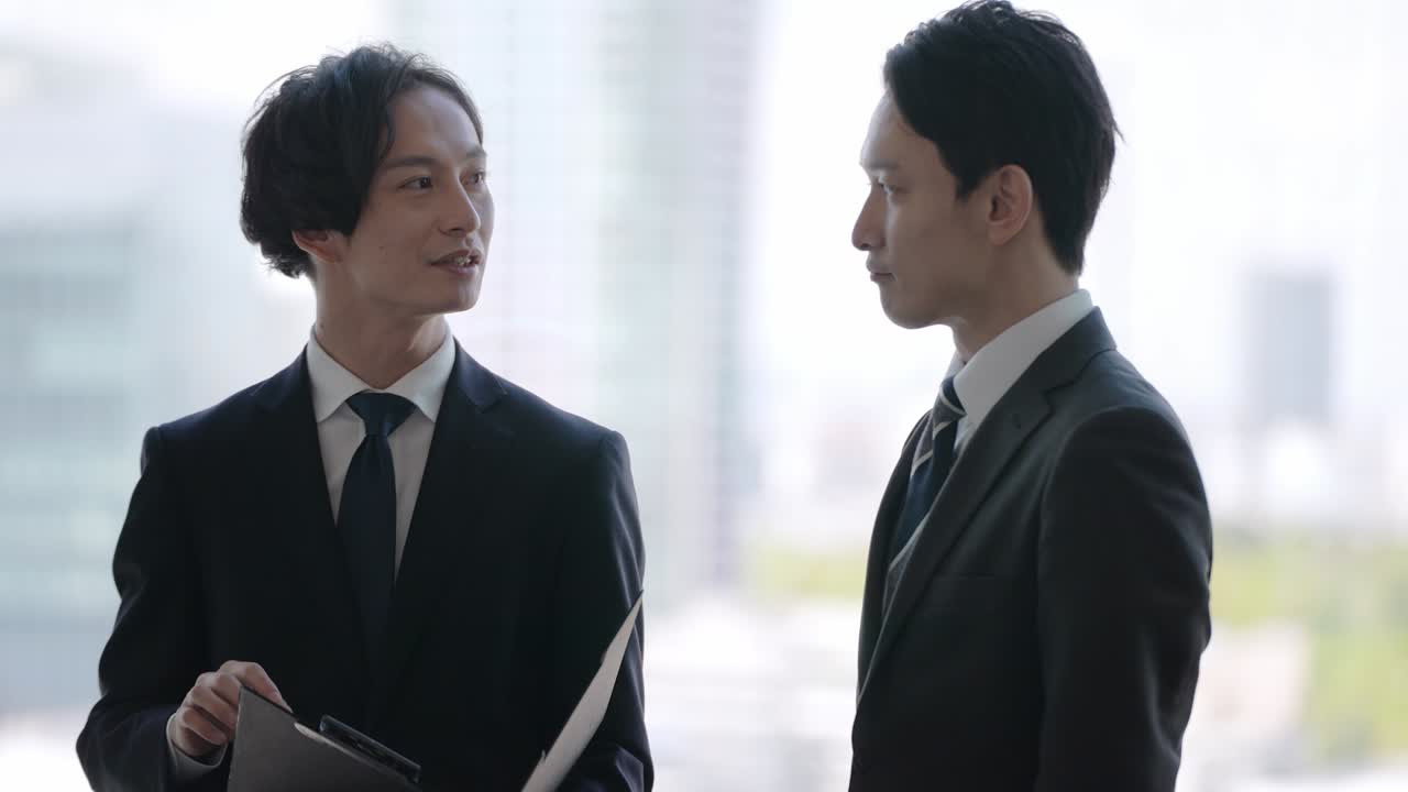 아시아 사업가들이 사무실에서 만나고 있습니다.