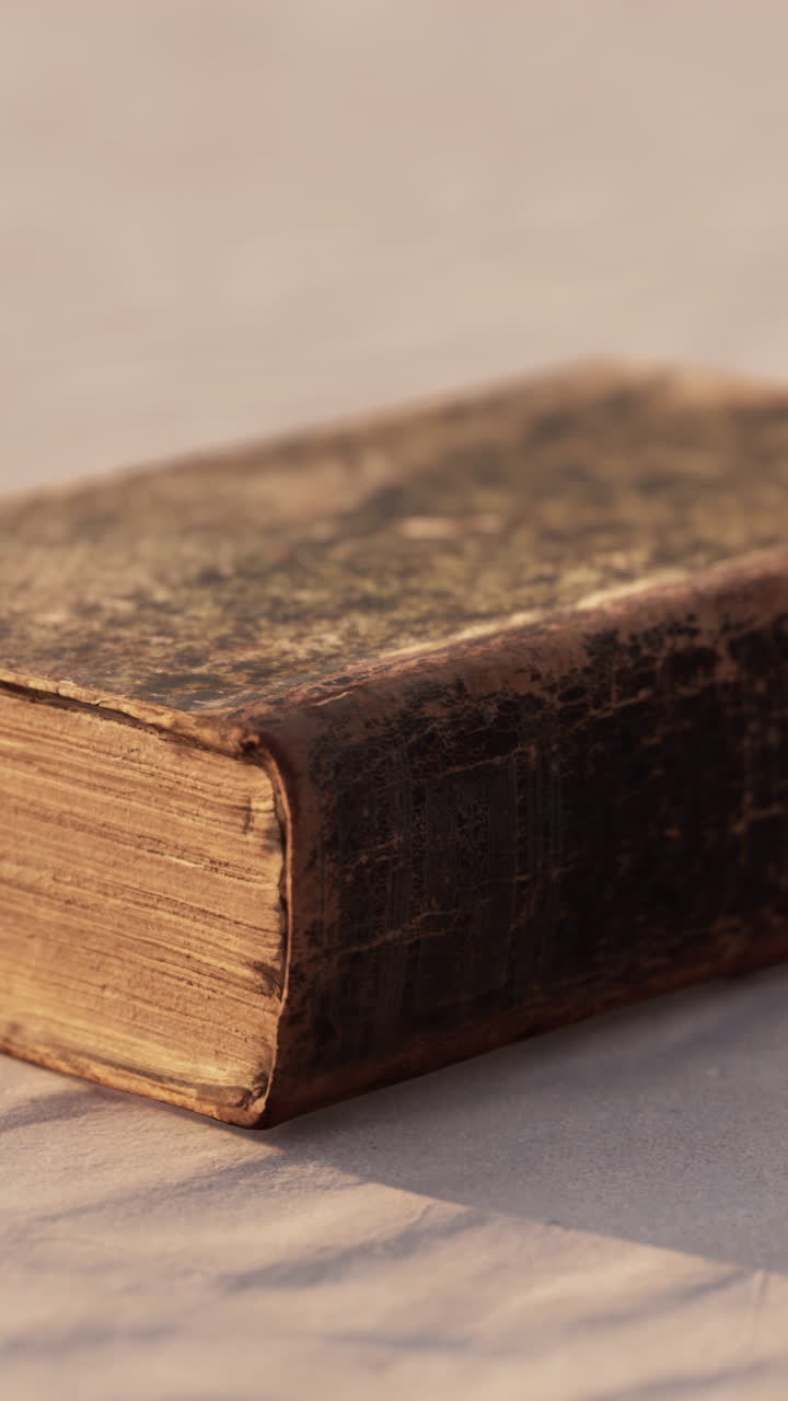 un primer plano de un viejo libro.