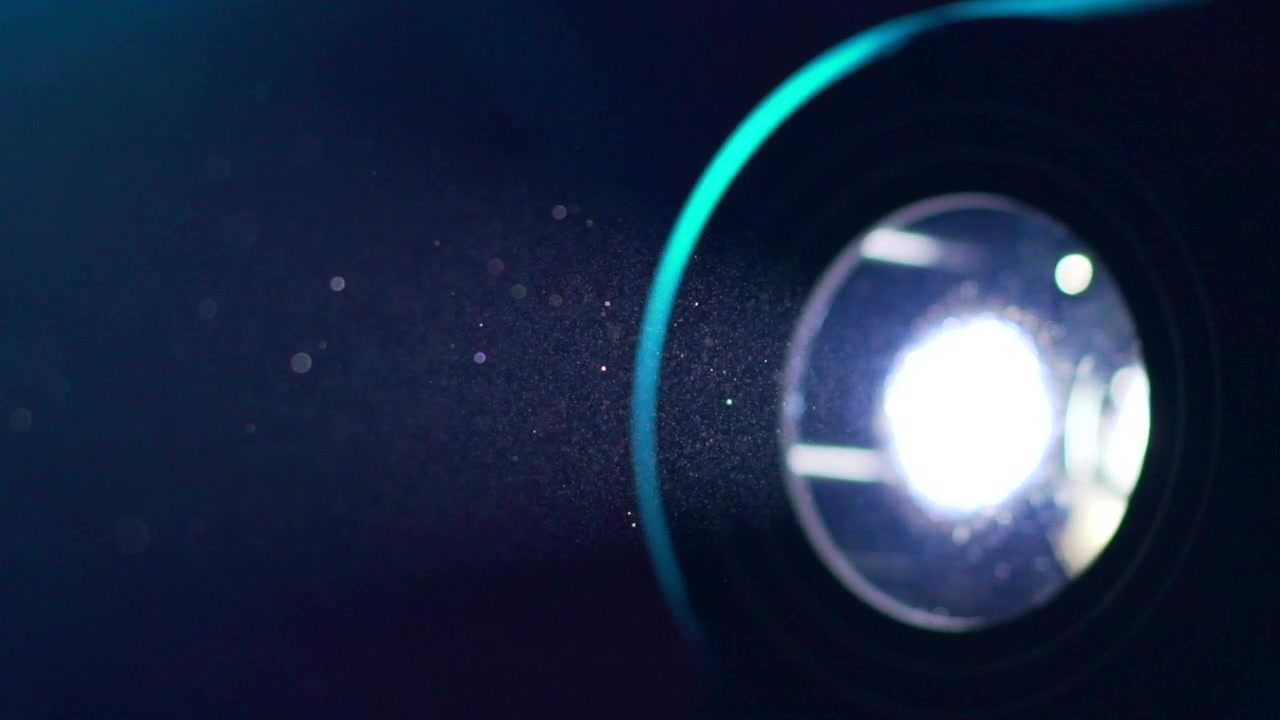 Cambio de enfoque en cámara lenta de luz de escenario iluminando polvo flotante. Filmado con la Sony a7Sii a 120 fps, exportado a 24 fps