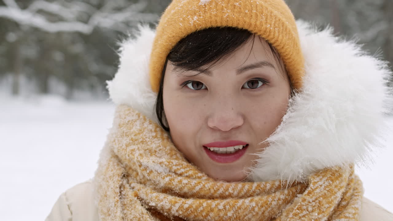 겨울 옷을 입은 여자