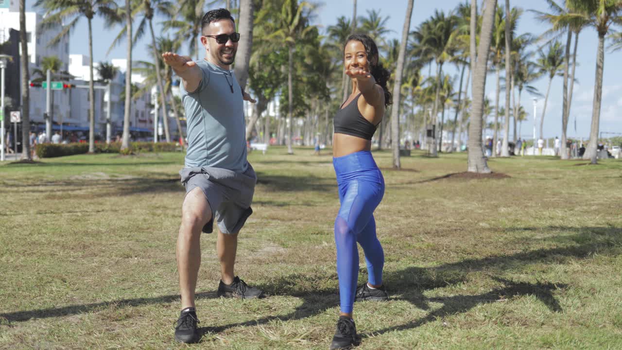 pareja alegre practicando deporte juntos