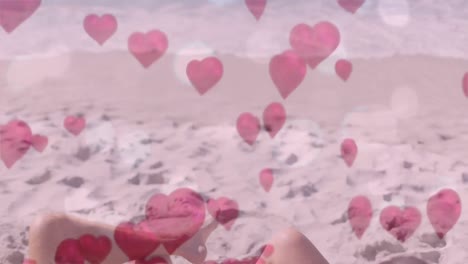pareja acostada en una silla de estar en la playa
