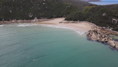 Panorámica-Aérea-De-Drones-Sobre-Hermosas-Aguas-Azules-Y-Rocas-Blancas-En-Un-Día-Soleado-En-El-Promontorio-De-Wilson