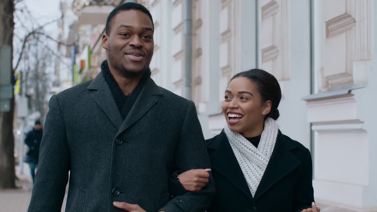 pareja feliz caminando por la ciudad