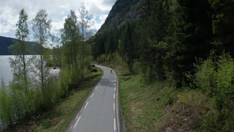 Rennradfahrer-Fahren-In-Der-Wunderschönen-Natur-In-Norwegen