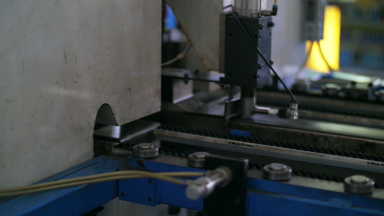 procesamiento de chapas metálicas en la línea transportadora en la fábrica de electrodomésticos