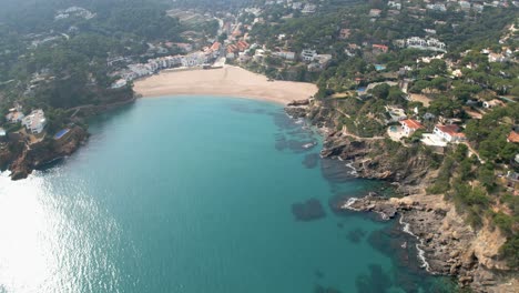 Vuela-Sobre-Las-Aguas-Cristalinas-De-La-Costa-Mediterránea-De-España:-Vistas-Aéreas-De-Cala-Aiguablava,-Sa-Riera-Y-Una-Playa-Turquesa