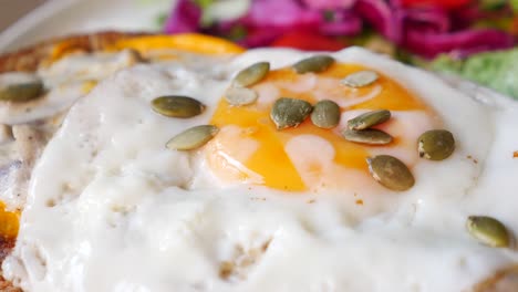 sándwich de desayuno con huevo frito y semillas de calabaza