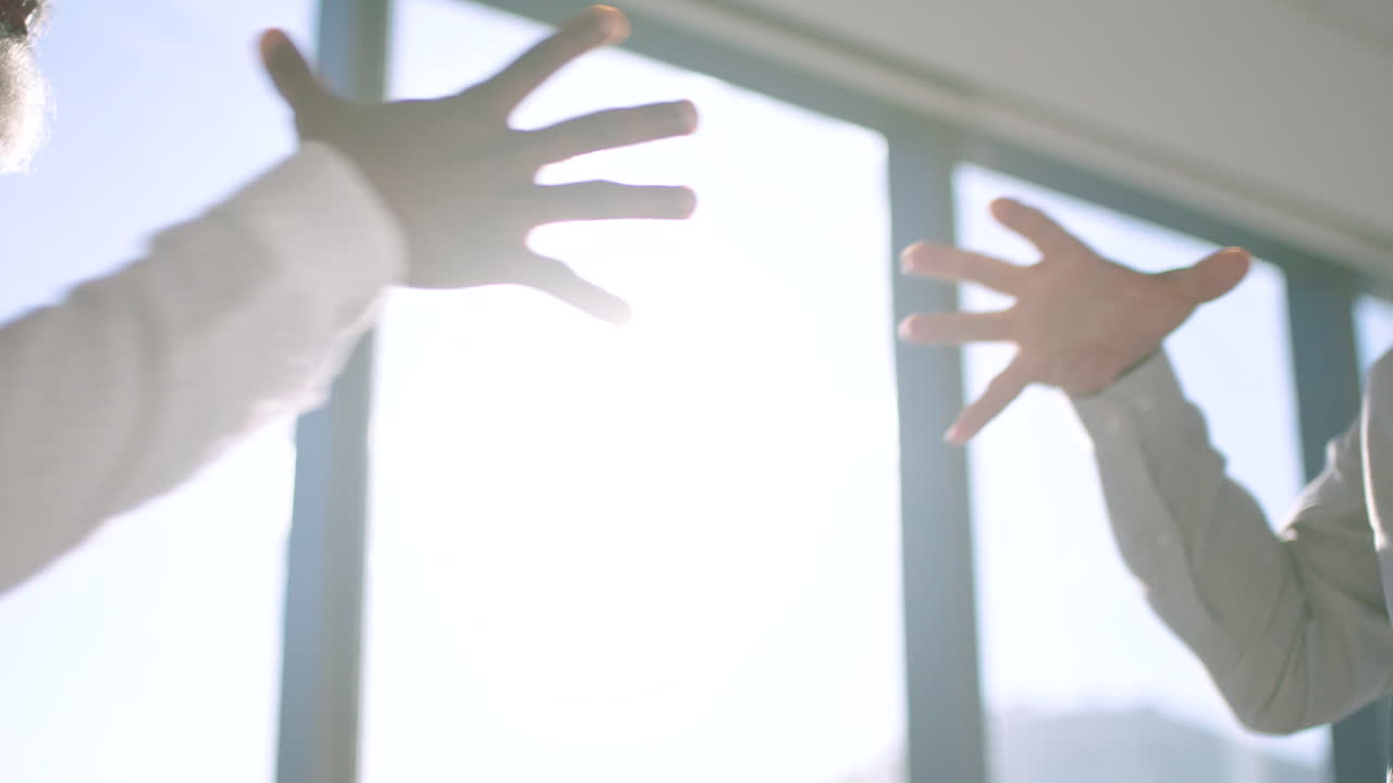 사업가, 친구들과의 주먹싸움이나 악수