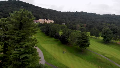 video de dron de 4k del campo de golf en el histórico grove park inn en asheville, nc en el soleado día de verano-1