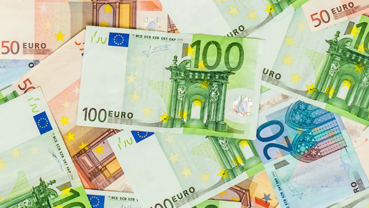 배경에 있는 유로화 지폐의 종이 어리