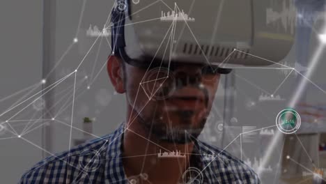 animación de la red de conexiones sobre el hombre biracial que usa auriculares vr