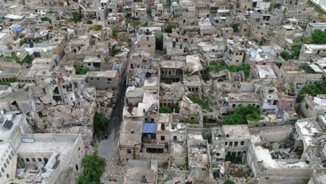 vista aérea sobre las casas en alepo bajo un cielo nublado. podemos ver los edificios y casas de la ciudad siria en ruinas después de la guerra 4k