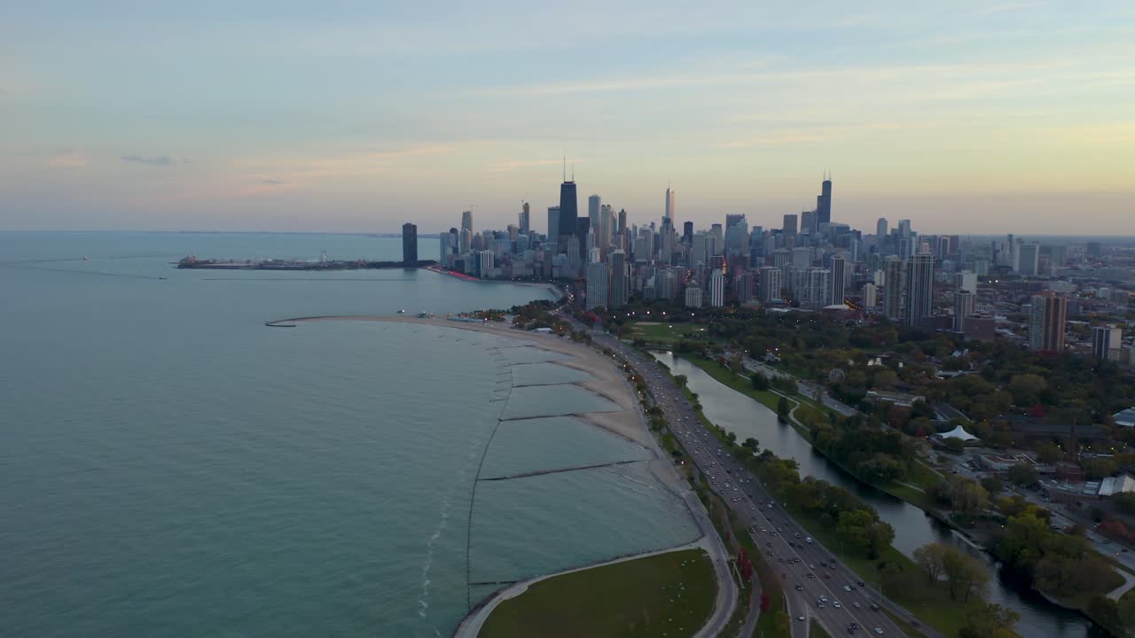 美國伊利諾伊州芝加哥市 10 月的無人機拍攝