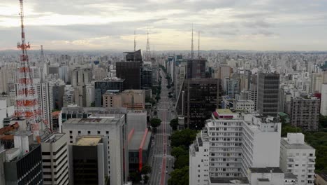 vista aérea de las tranquilas calles del centro de sao paulo, puesta de sol nublada en sao paulo, brasil
