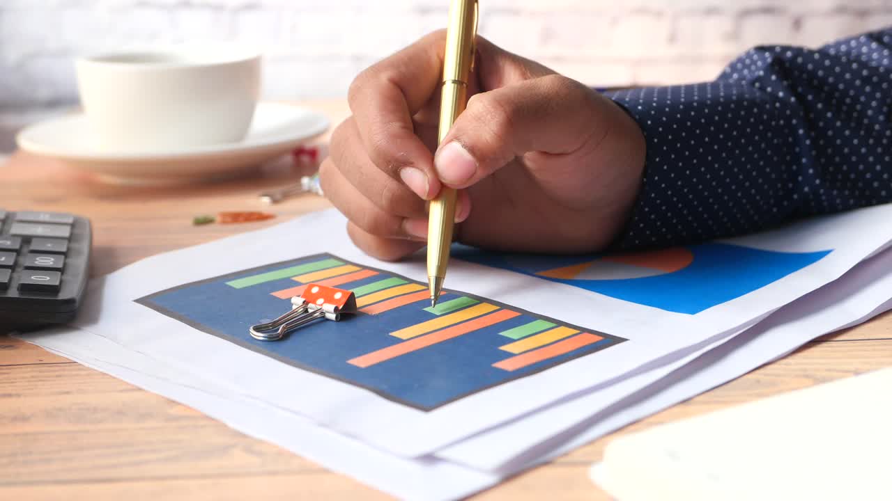 Persona che esamina grafici di dati