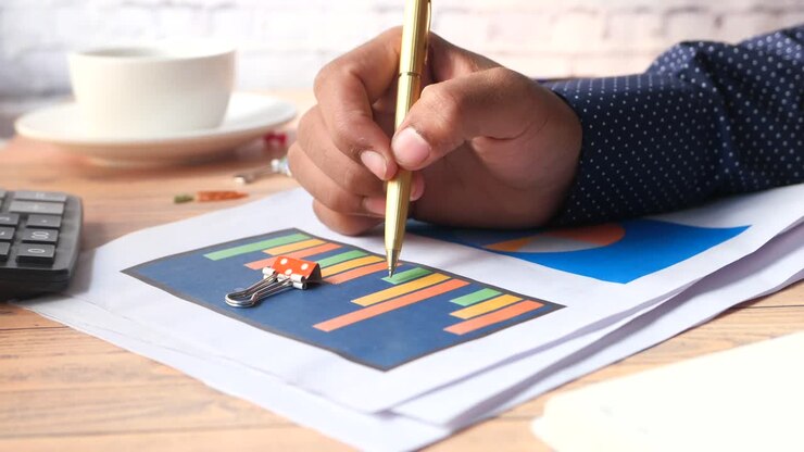 Persona che esamina grafici di dati