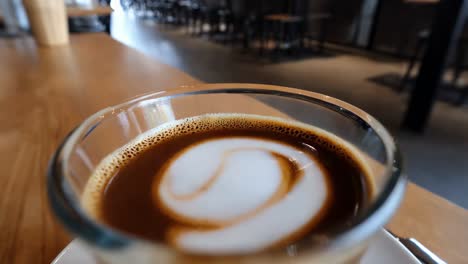vertiendo leche en el café