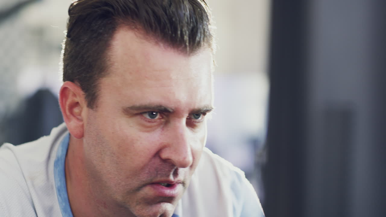 la máquina elíptica es un elemento básico del gimnasio