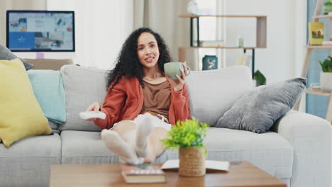 Frau-Entspannt-Sich-Auf-Der-Couch,-Trinkt-Kaffee-Und-Schaut-Fern