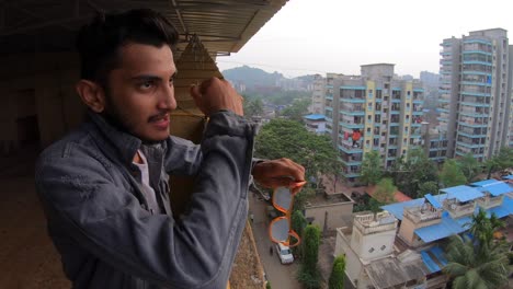 Adolescente-Cring-En-La-Terraza-Del-Edificio-Indio-Triste