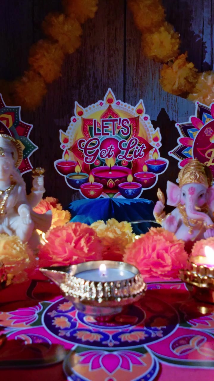 Statua del Signore Ganesha con lampade diya per la festa di Diwali.