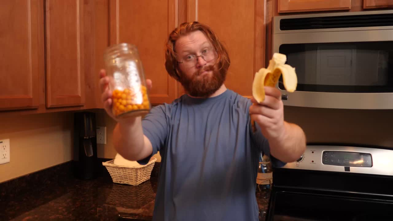 comparando un plátano y un puff de proteína de suero de leche.