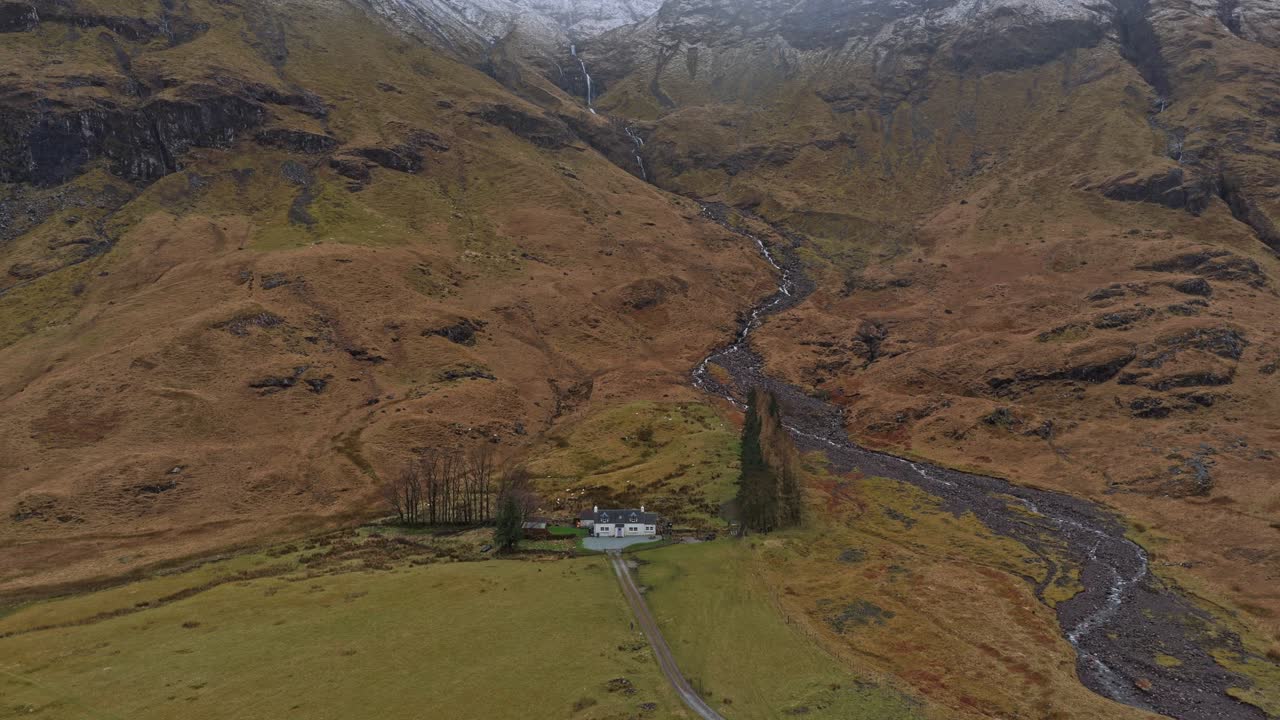 Veduta aerea spettacolare di Glen Coe con il Loch Achtriochtan e un cottage